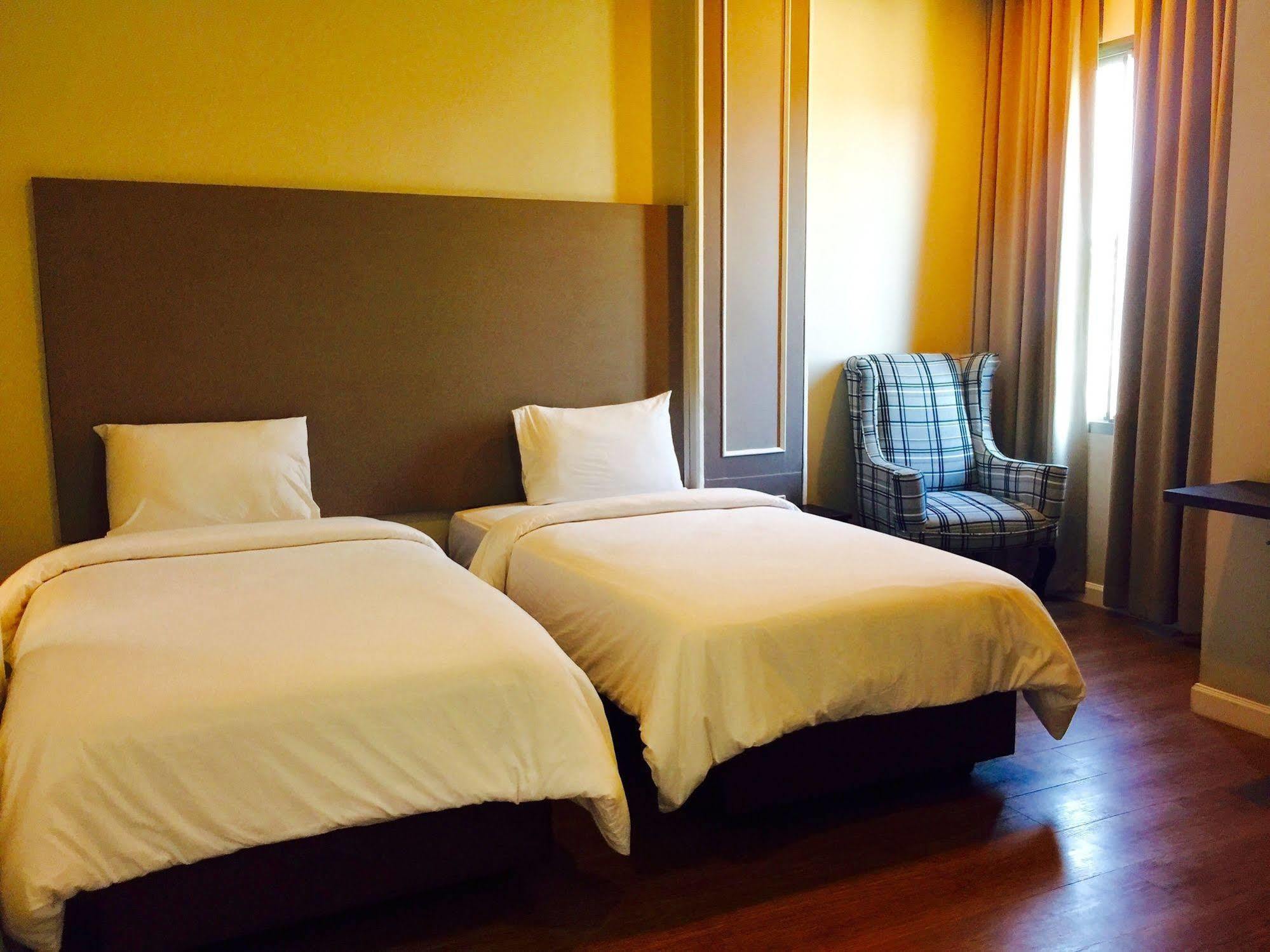 J. Park Hotel Chonburi Extérieur photo
