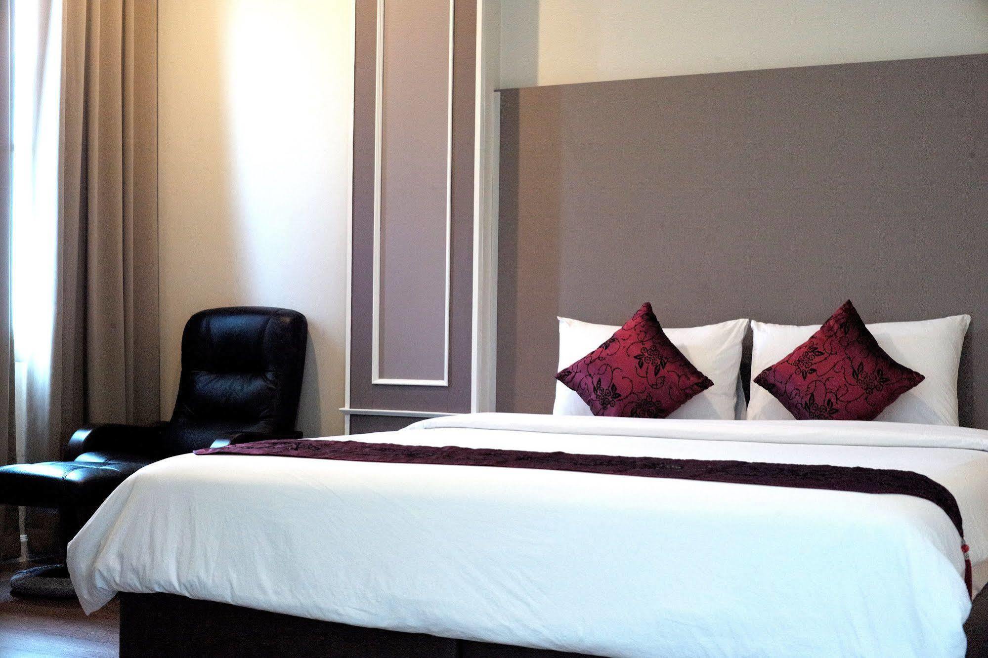J. Park Hotel Chonburi Extérieur photo