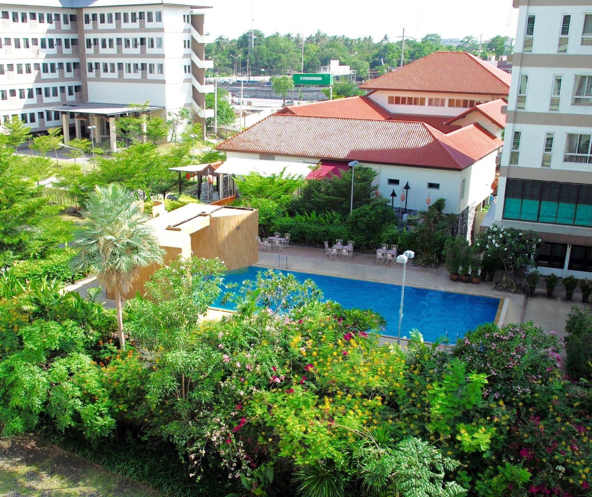J. Park Hotel Chonburi Extérieur photo