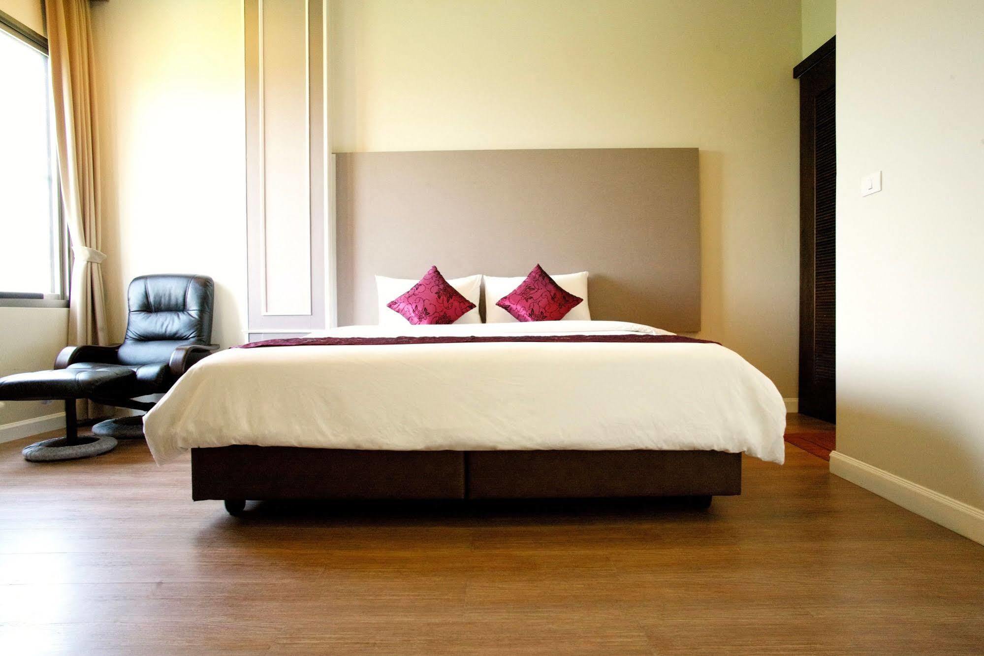 J. Park Hotel Chonburi Extérieur photo