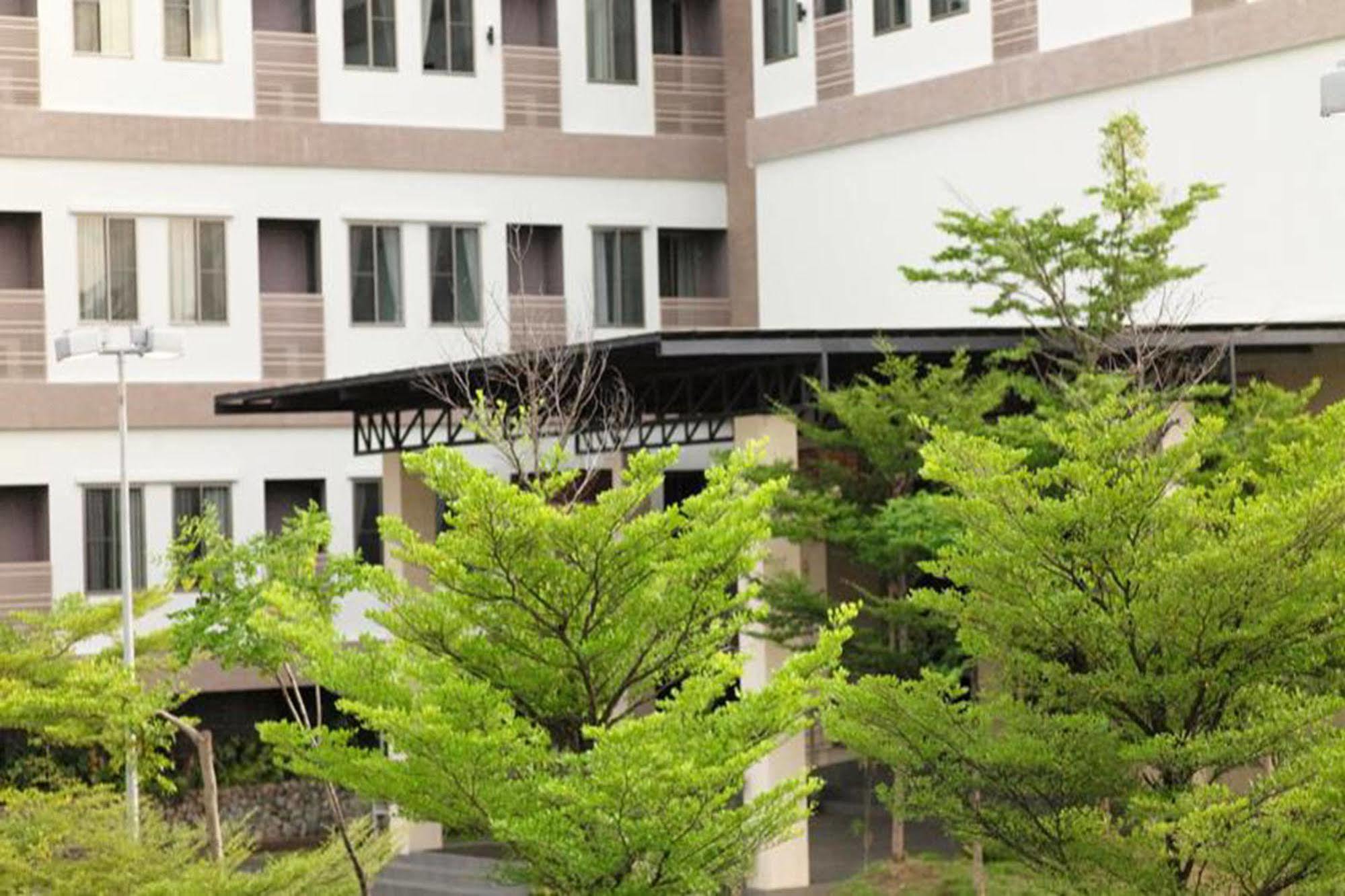 J. Park Hotel Chonburi Extérieur photo
