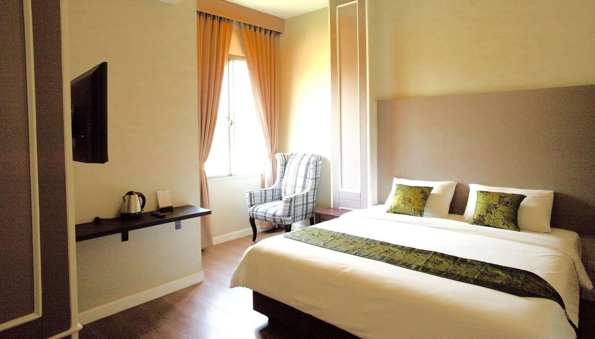 J. Park Hotel Chonburi Extérieur photo
